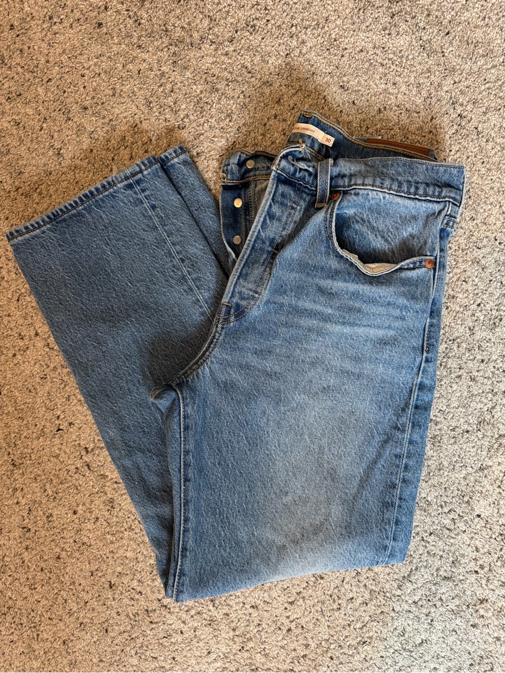 Levi's Women's Straight Leg Jeans in Medium Blue